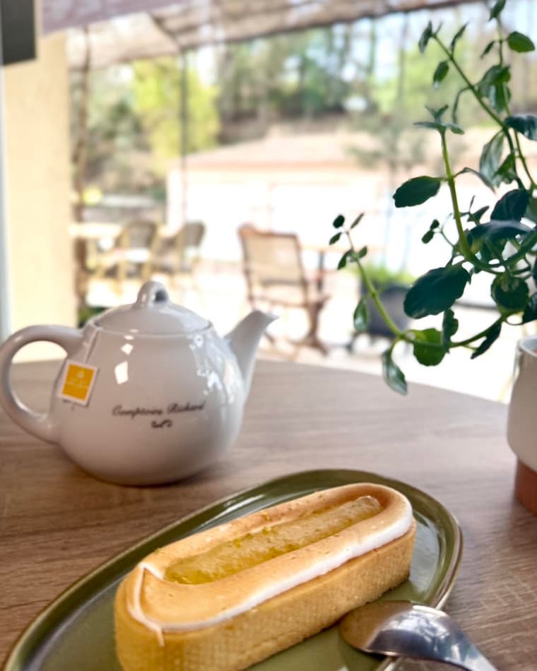 La terrasse et le salon de thé
